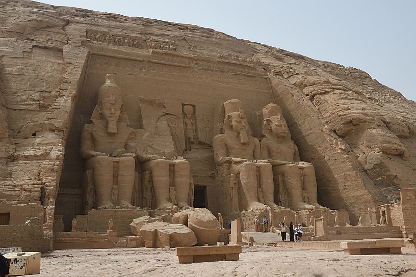 51 MAK_6475.jpg - Ai lati delle statue ve ne sono altre più piccole, la madre Tuia e la moglie Nefertari mentre tra le gambe ci sono le statue di alcuni dei suoi figli: ebbe, logicamente da spose diverse, tra i 48 e 50 maschi e 40 e 53 femmine).